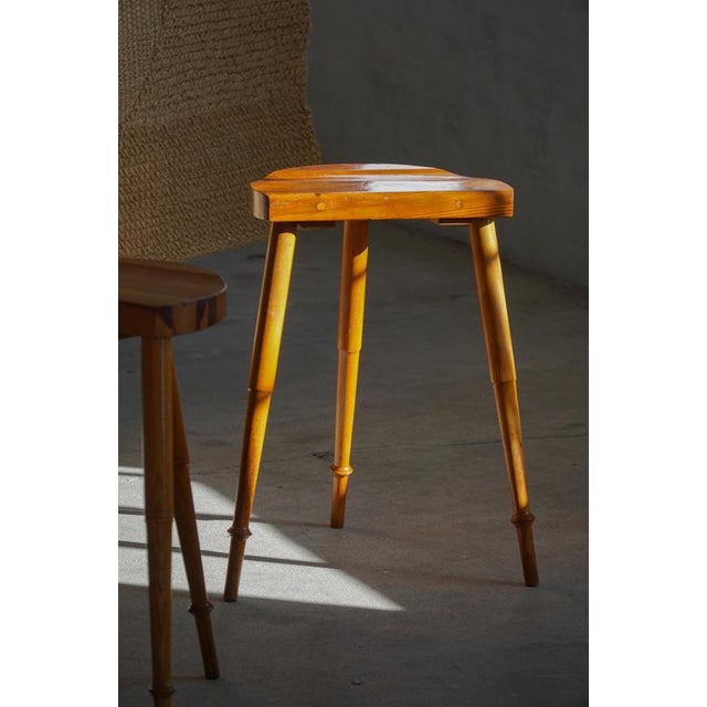 Mid-Century Danish Cabinetmaker Tripod Bar Stools in Pine, 1960s, Set of 2 For Sale - Image 10 of 18