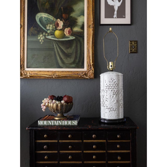 White 1960s Pierced Porcelain Blanc De Chine Quatrefoil Lamp on Black Base For Sale - Image 8 of 18
