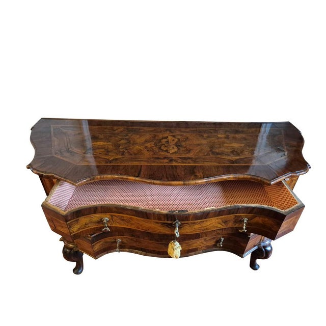 Baroque Inlaid Walnut and Burl Wood Commode with Serpentine Front and Cabriole Legs, 1780s For Sale - Image 15 of 17