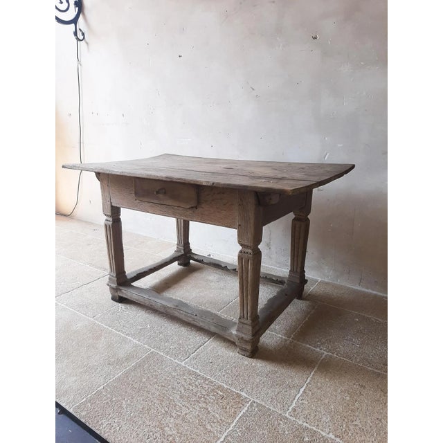17th century oak Dutch pay table with balluster-shaped legs, partly fluted with lines with accolade motif in between. with...