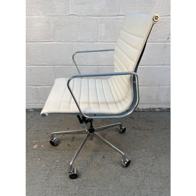 Metal Mid-Century Herman Miller Style Rolling Office Chair, Attributed For Sale - Image 7 of 17