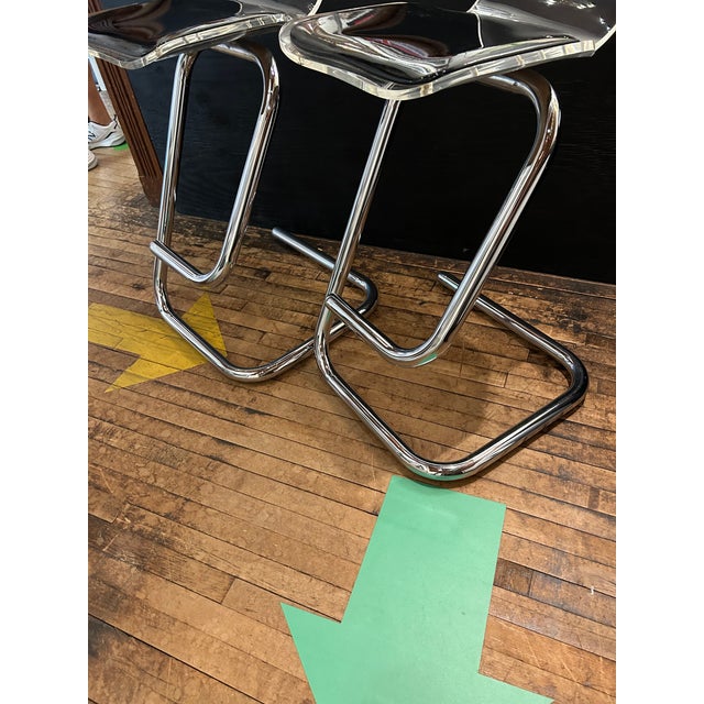 Lucite and Black Patent Leather Designer Luigi Bardini Bar Stools -a Pair For Sale - Image 12 of 15