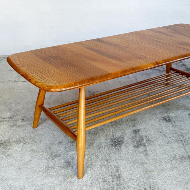 Ercol Model 459 Coffee Table with Magazine Shelf in Elm and Beech by Lucian Ercolani for Ercol, 1960s For Sale - Image 4 of 9