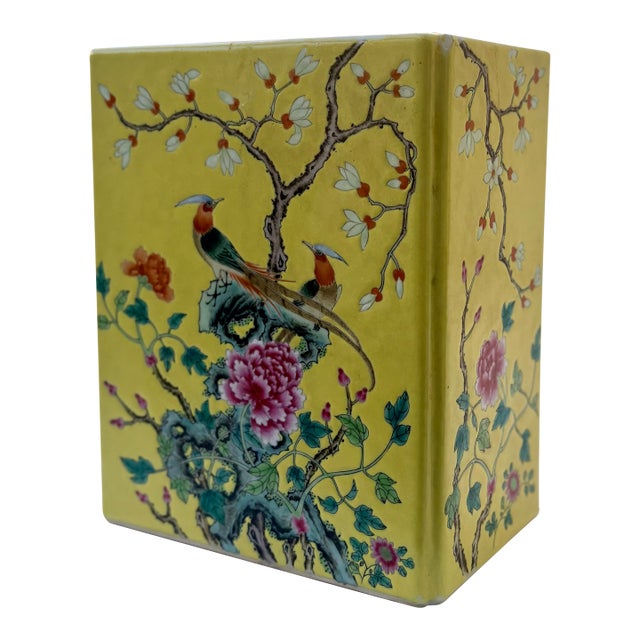 Late 20th Century Yellow Chinoiserie Chinese Export Porcelain Rectangular Vase With Lid For Sale