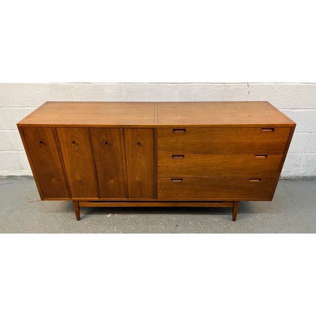 This American of Martinsville dresser has six hefty drawers, giving you an incredible amount of storage space. Sleek...