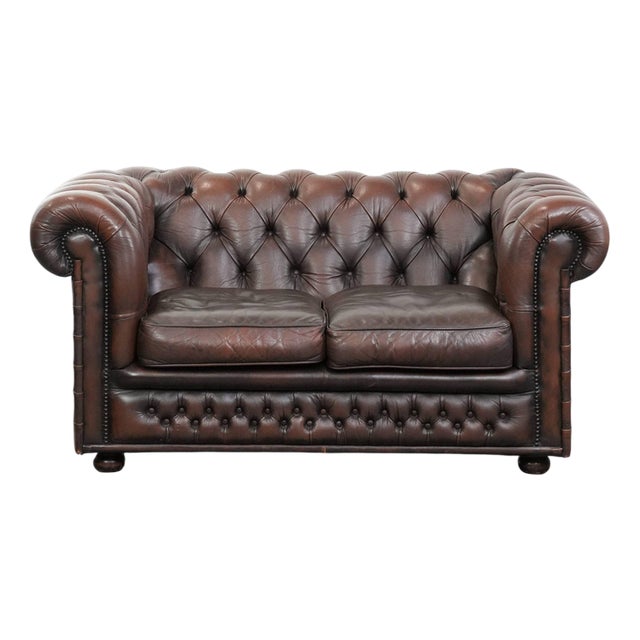 Vintage Chesterfield Two-Seater Sofa in Dark Brown Cowhide For Sale