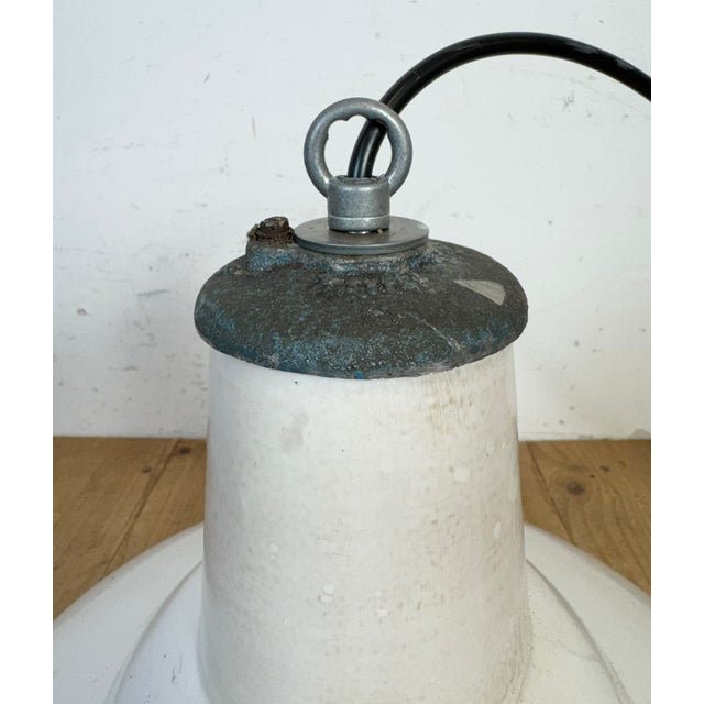 Industrial British White Enamel Factory Pendant Lamp from Benjamin, 1960s For Sale - Image 13 of 18