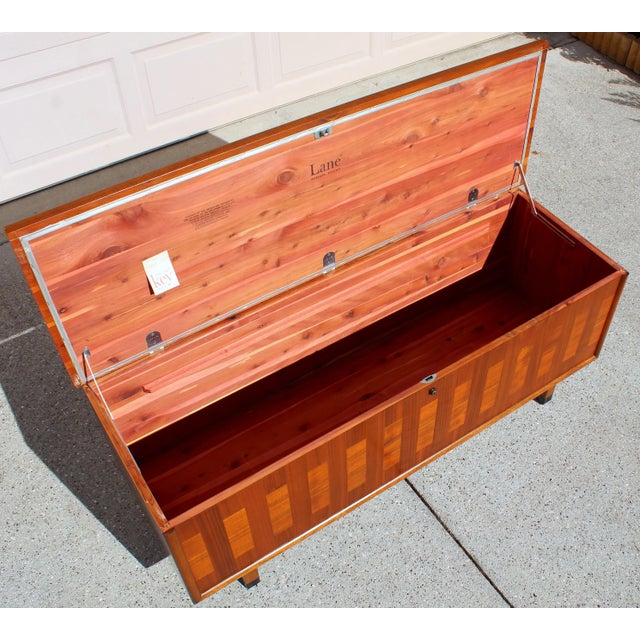 Vintage Lane Cedar Chest - Lock Removed for Safety – Made in Altavista Virginia, Mid-Century Hope Blanket Trunk For Sale In Naples, FL - Image 6 of 16