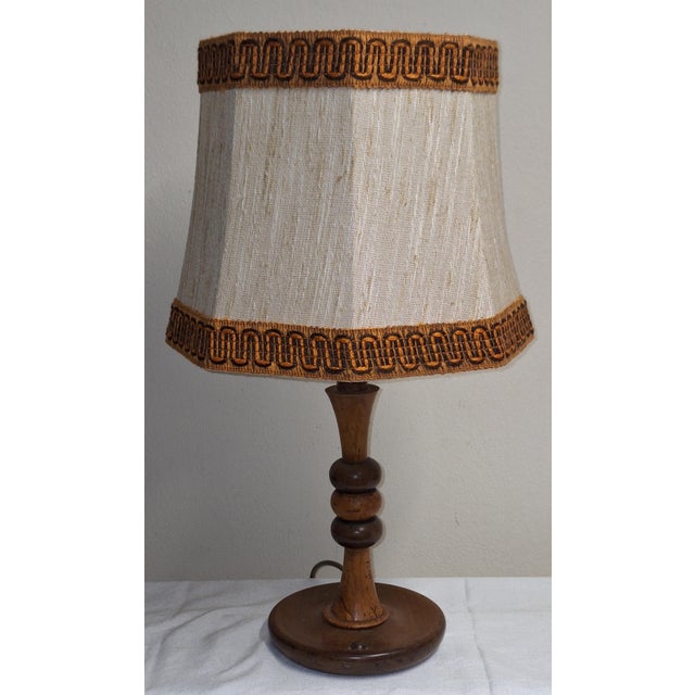 Antique Art Deco German Table Lamp with Turned Base in Maple and Walnut Wood and Beige Fabric Shade, 1920s, in Very Good...