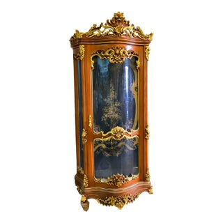 French Louis XV Curved Display Cabinet With Hand-Painted Interior, Gold Leaf & Carved Wood Frame For Sale