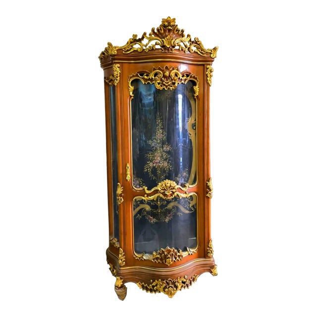 French Louis XV Curved Display Cabinet With Hand-Painted Interior, Gold Leaf & Carved Wood Frame For Sale