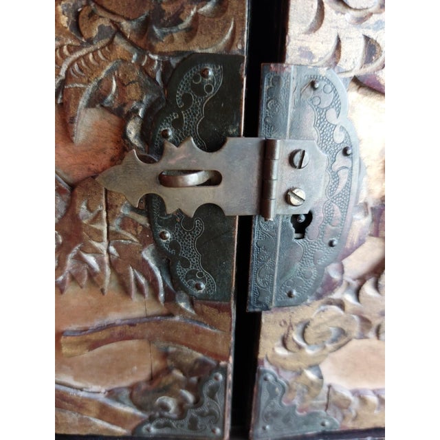 Antique 1880s Chinese Dragon Lacquer Gilt Jewelry Chest Cabinet Qing Dynasty For Sale - Image 10 of 18
