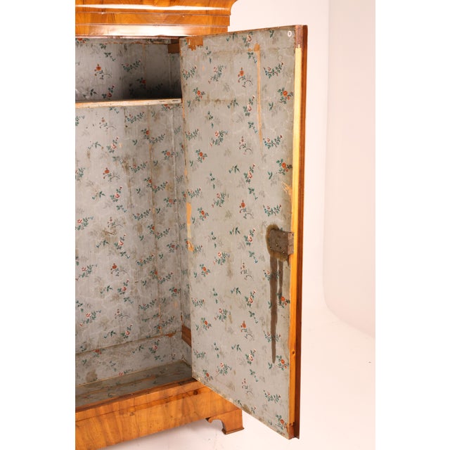 Early 19th Century Biedermeier Hall Cabinet in Walnut, 1820 For Sale - Image 5 of 8