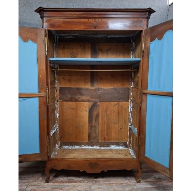 Louis XV Wardrobe in Walnut. For Sale - Image 6 of 8