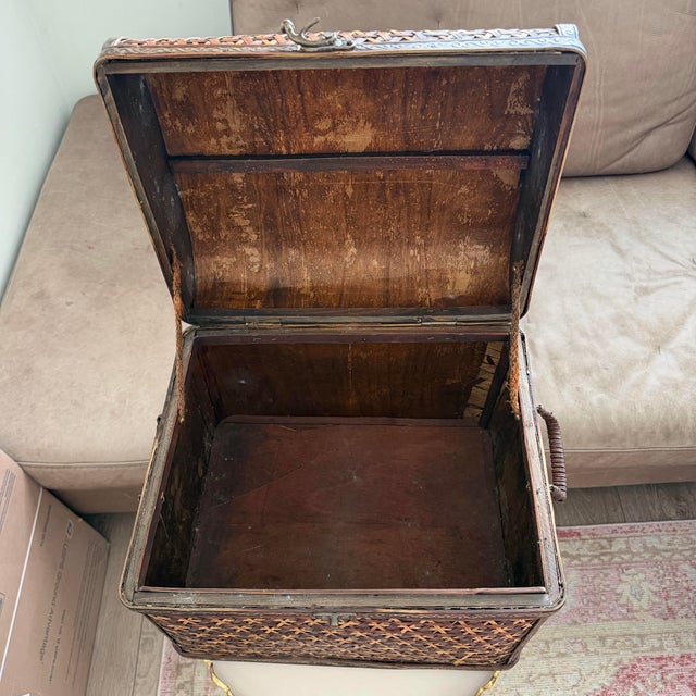 English Vintage Bombay Company Woven Bamboo & Rattan Starburst Trunk For Sale - Image 3 of 12