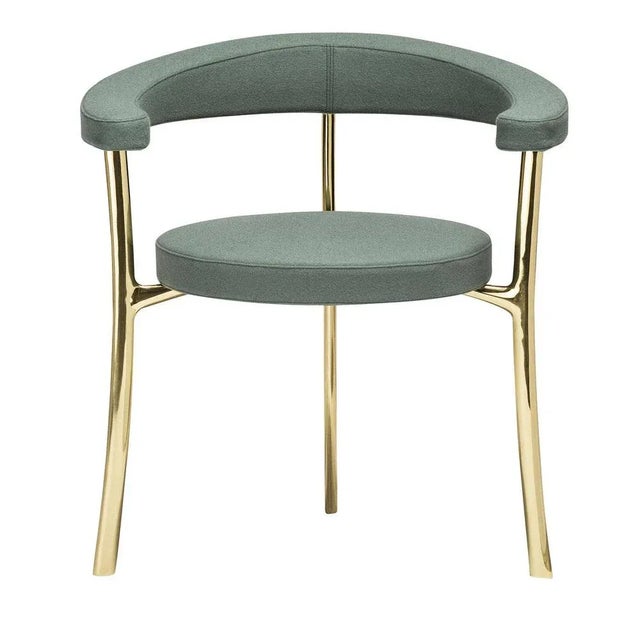 An enveloping backrest, a round seat and three slightly curved legs are the distinctive elements of this stunning chair...