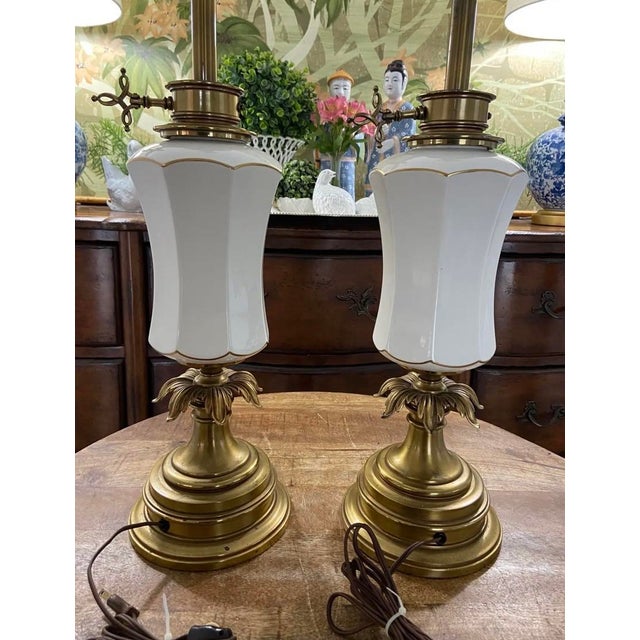 Hollywood Regency Vintage Stiffel Creamy White Ceramic and Brass Plume Buffet or Table Lamps, a Pair For Sale - Image 3 of 12