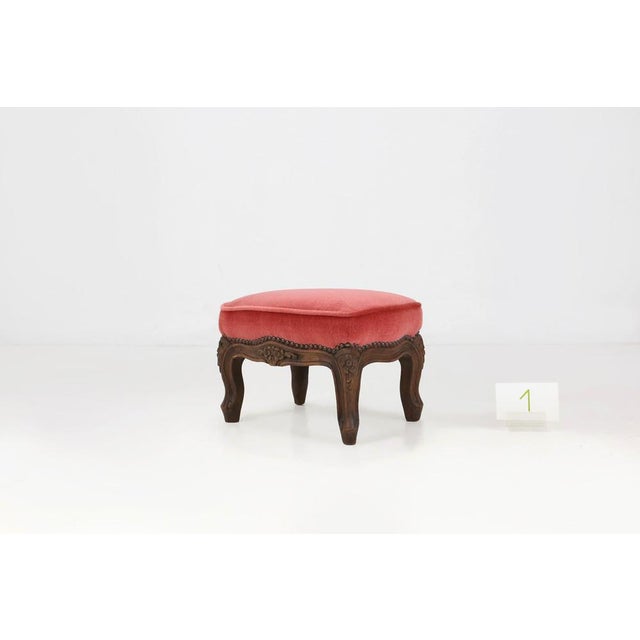 1950s Baroque Ottoman in Carved Wood with Coral Velvet Upholstery, 1950s For Sale - Image 5 of 6