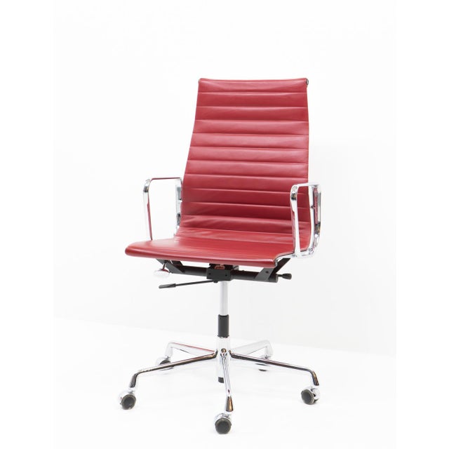 Eames Alu Group Office Chair EA119 by Vitra, in Very Good conditions. Designed from 2000 This piece has an attribution...