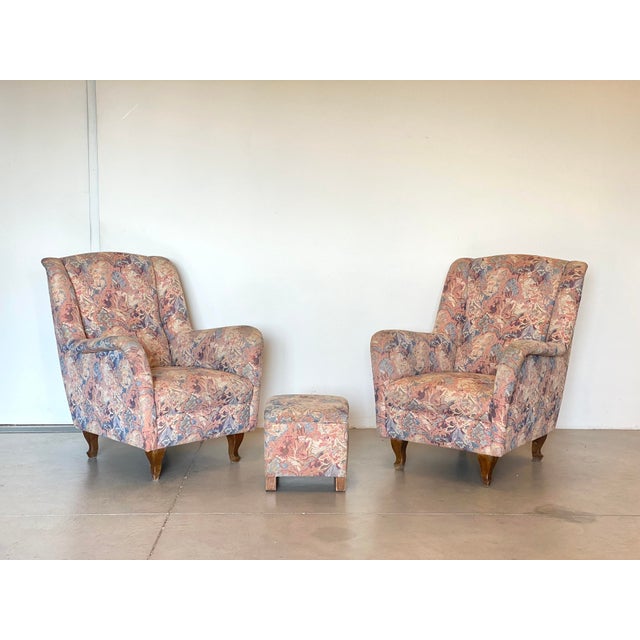 Pair of armchairs and a pouf (cm. 33x33x33) from the 60s, wooden feet, the padding is healthy, the fabric shows wear...