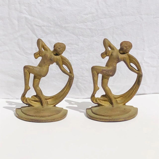This is a super pair of rare 1930s Deco bookends. Made with heavy cast metal they have been finished with a bronze tone....