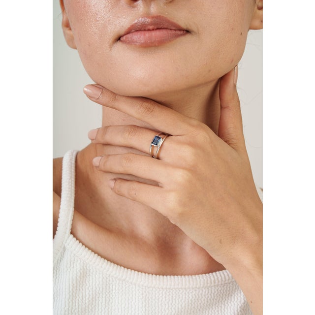 Metal 14k Gold 1.12 Carat Blue Sapphire Bezel Set Double Band Modernist Ring Size 8 For Sale - Image 7 of 17