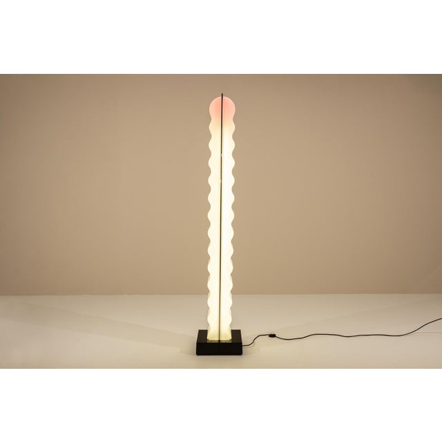 There are moments in design history where light becomes architecture. The “Cometa” floor lamp, designed in 1971 by Ettore...