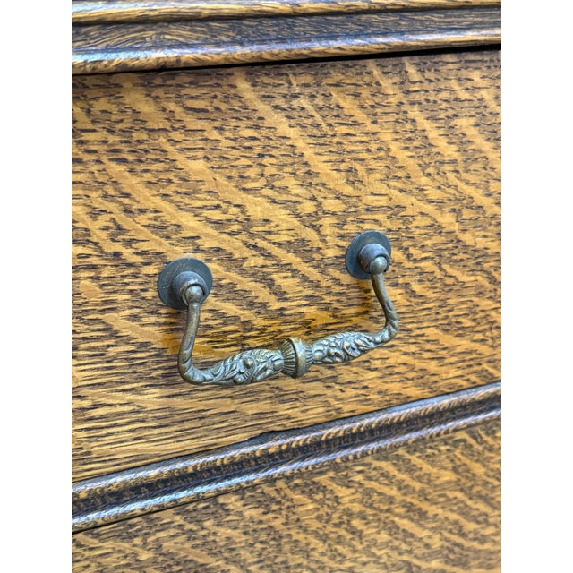 Beautiful oak cabinet in excellent vintage condition