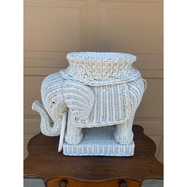 A Palm Beach Icon | White Wicker Elephant Drinks Table, 1970s For Sale - Image 9 of 12