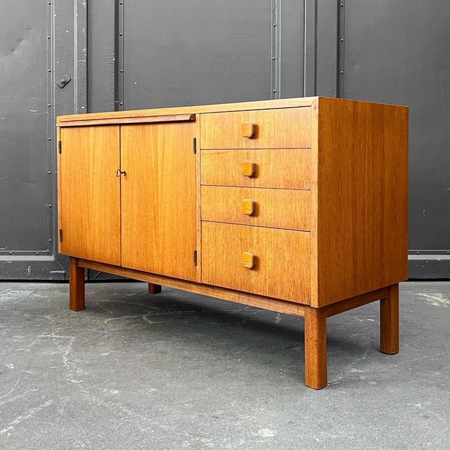 Mid-Century Modern Shelving Unit in Teak For Sale - Image 15 of 18