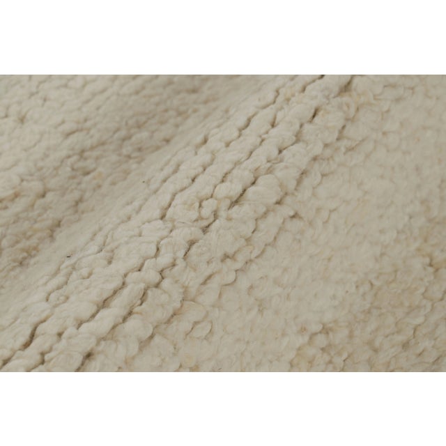 Rug & Kilim’s Contemporary Textural Rug in Tones of Cream and Off-White - 6x8 For Sale In New York - Image 6 of 7