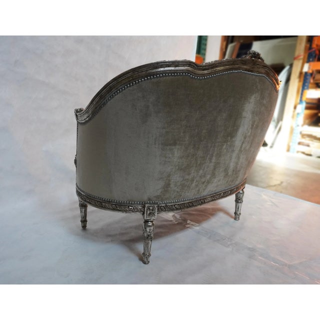 A Pair of 1930s French Carved Silver Gilt Velvet Tufted Settees From Mla For Sale - Image 13 of 18