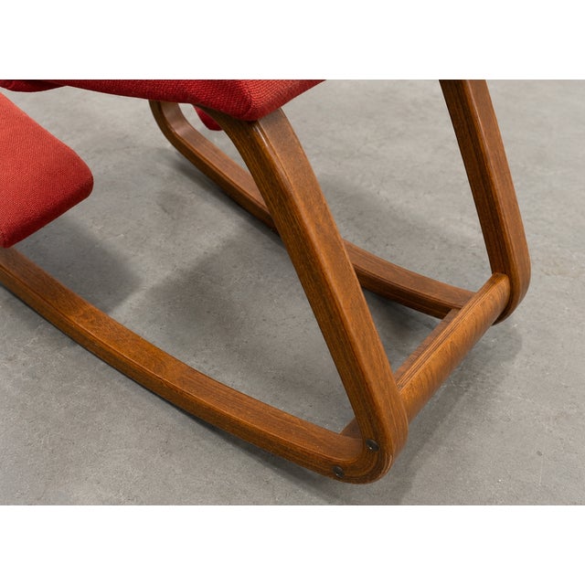 Wood Mid Century Modern Westnofa Balans Variable Kneeling Chair – Original Norwegian Ergonomic Bentwood Chair in Red Upholstery For Sale - Image 7 of 8