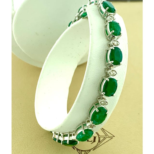 14 Carat Emerald 0.8 Carat Diamond Tennis Bracelet 18 Karat White Gold For Sale In New York - Image 6 of 18