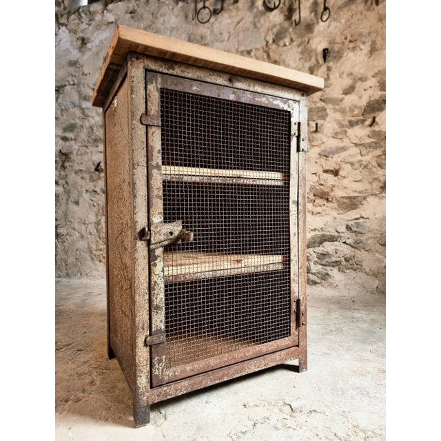 Industrial French Military Metal Storage Cabinet with Oak Top & Wooden Shelves for Ministère De Lair, 1956 For Sale - Image 13 of 18