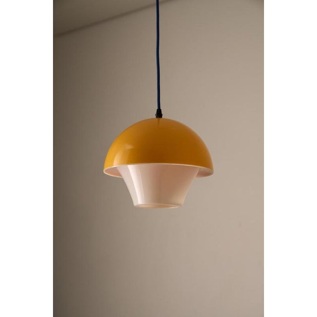 This pendant light dates from the 1970s and features a classic organic "Mushroom" silhouette. The lamp is crafted from...