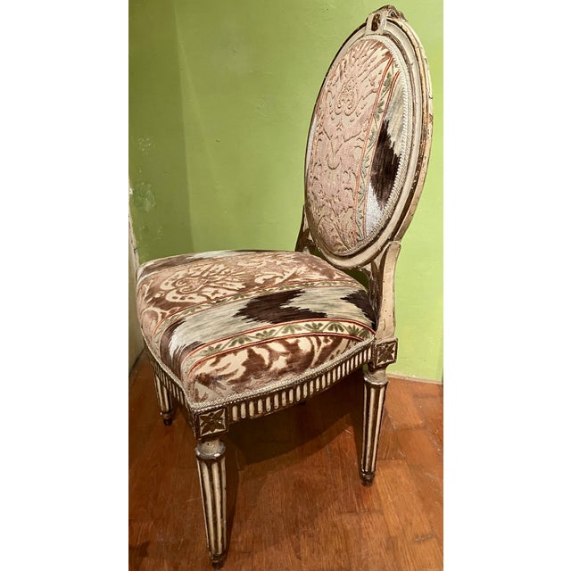 18th Century Italian Louis XVI Ivory Lacquer, Gilt and Ikat Damask Chairs, Set of 2 For Sale - Image 6 of 12