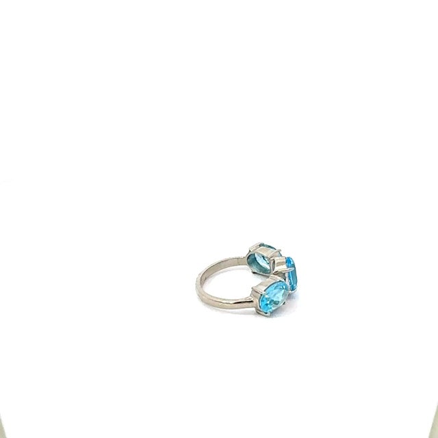 Modern Antique Three Stone 6.69 Carat Faceted Blue Topaz Ring in 925 Solid Silver - Size 8 For Sale - Image 3 of 11