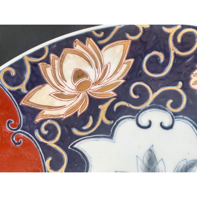 1970s Vintage Chinese Imari Charger Plate – Large 16" - Hand-Painted Porcelain With Peony & Floral Motif – Blue Gold For Sale - Image 5 of 9