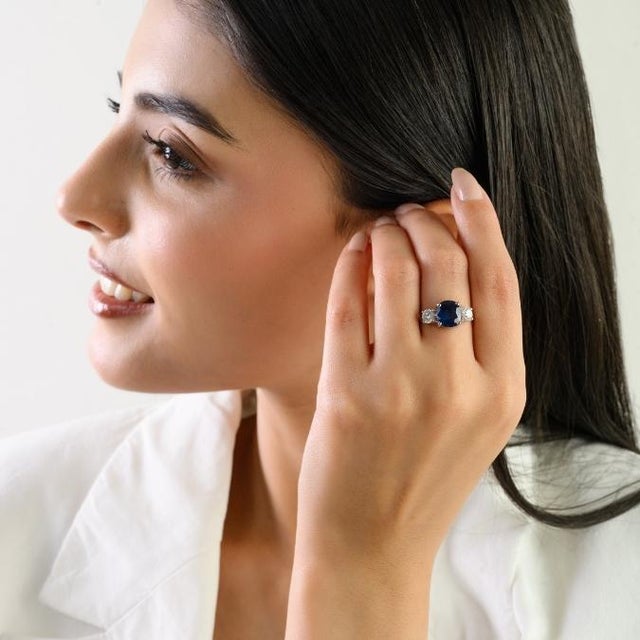 18k Gold Three Stone Oval Sapphire Diamond Vintage Ring Size 6.5 For Sale - Image 4 of 14