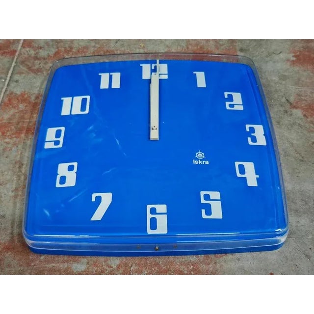 1970s Space Age Wall Clock in Electric Blue Acrylic from Iskra, Former Yugoslavia, 1970s For Sale - Image 5 of 11