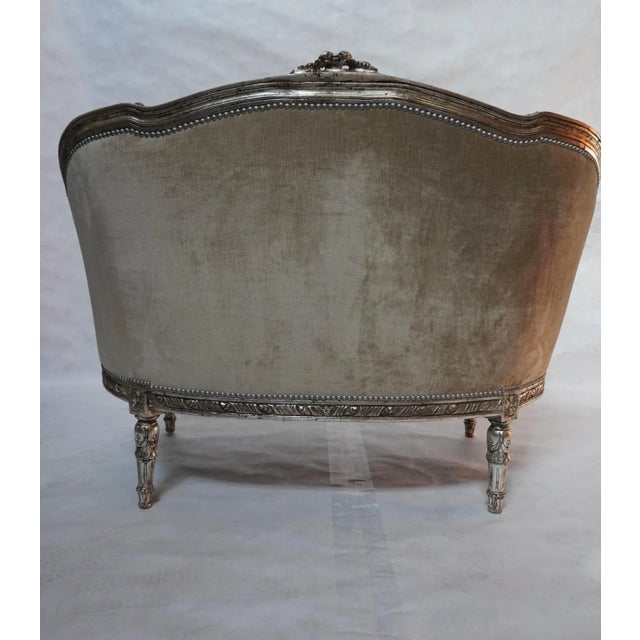Melissa Levinson A Pair of 1930s French Carved Silver Gilt Velvet Tufted Settees From Mla For Sale - Image 4 of 18