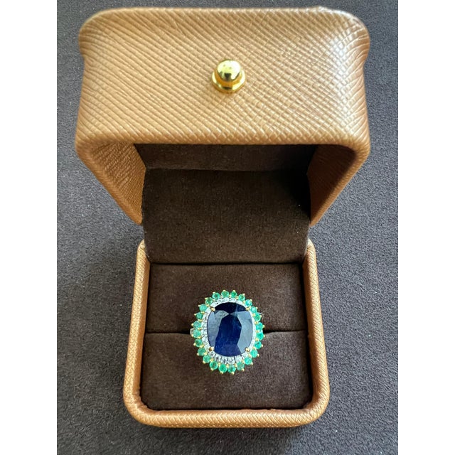 Bochic “Orient” Vintage Diamond, Blue Sapphire & Emerald Ring Set In 18K Gold & For Sale - Image 10 of 10