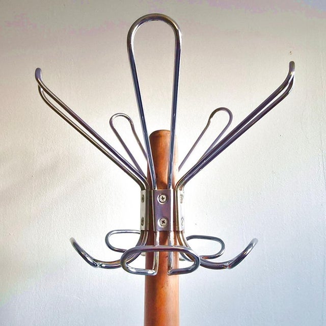 Fair condition. Signs of wear, particularly on the varnished wood. Height 183 cm. Top dimensions: 32 x 32 cm. Bottom...