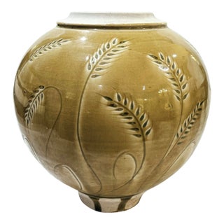1970's Hand-Crafted Porcelain Jar With Incised Wheat Decoration - Ken Edwards Montana Potter For Sale