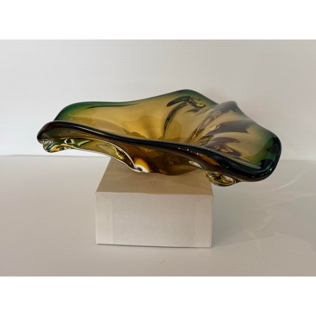 Murano Mid 20th Century Murano Sommerso Art Glass Freeform Tri-Lobed Bowl in Amber & Emerald Green For Sale - Image 4 of 12