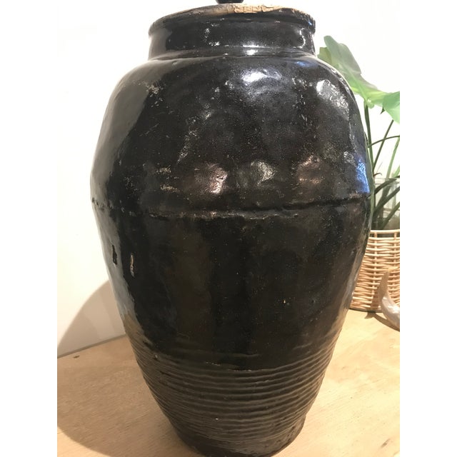 Asian ceramic lamp that would fit in both traditional or modern interiors. Great scale