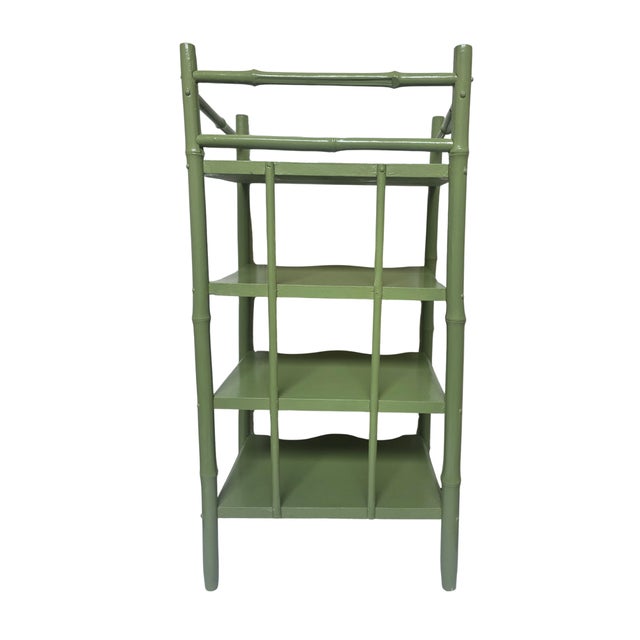 1970s Calke‑Green High‑Gloss Étagère • Bamboo‑Style Shelving • Chinoiserie Coastal For Sale In Baton Rouge - Image 6 of 9