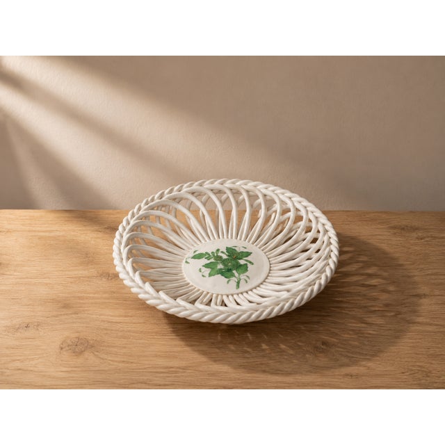 Refined mini round basket in fine porcelain from Hungary, produced by the famous Herend factory. This piece stands out for...