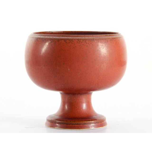 Gustavsberg Scandinavian Footed Bowl in Red-Brown Glaze by Stig Lindberg for Gustavsberg, 1979 For Sale - Image 4 of 5